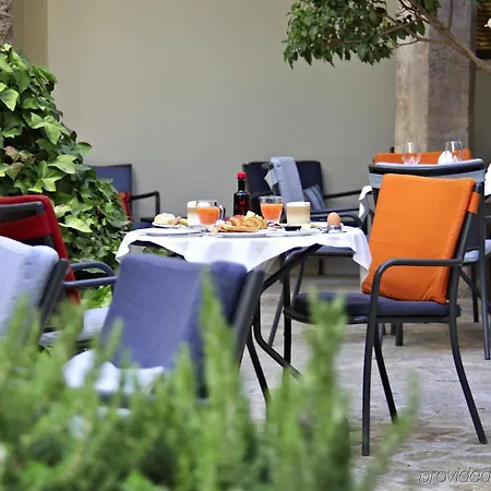 Petit Palace Tres Hotel 4*