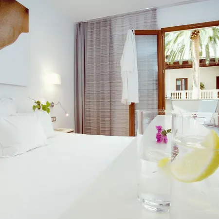 Petit Palace Tres Отель 4*