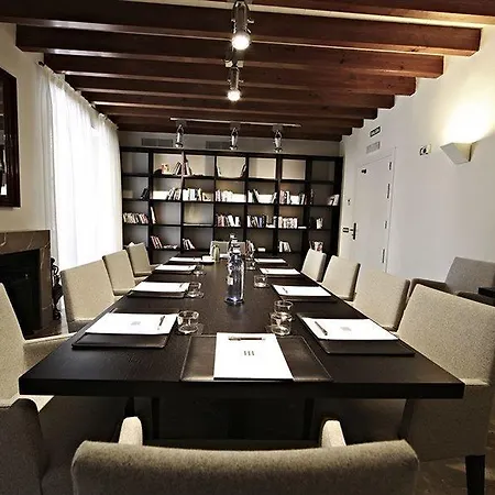 Petit Palace Tres Отель 4*